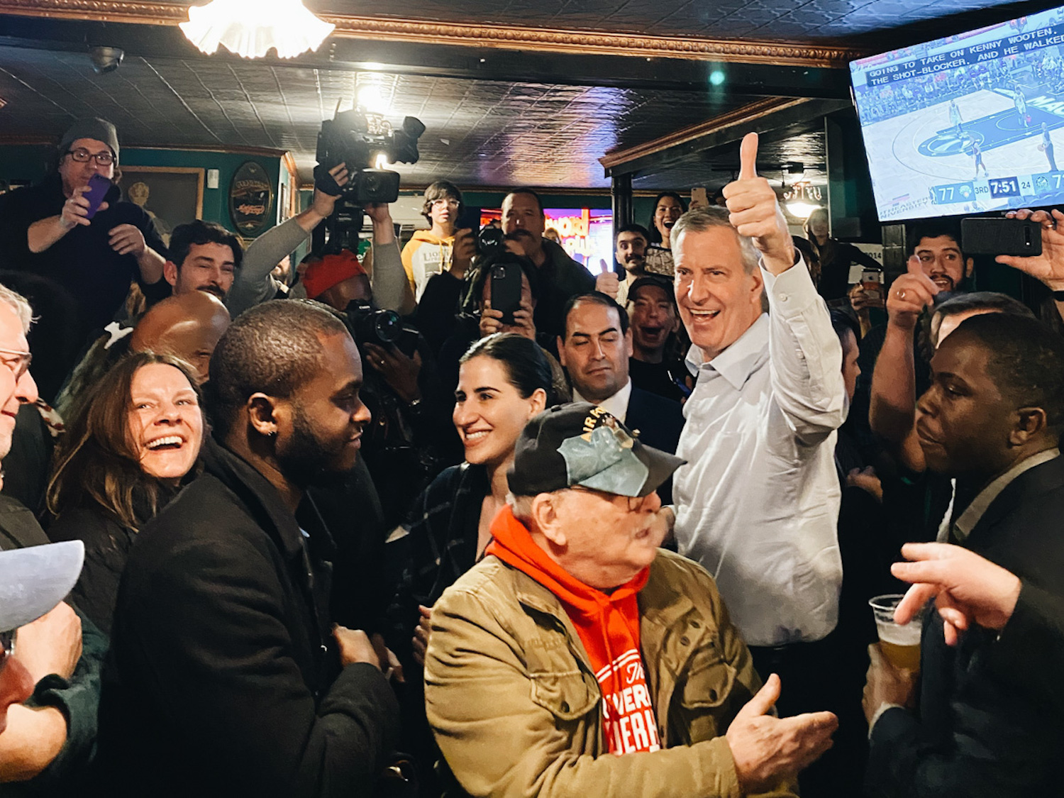 如何Neir酒馆的帮助下得救了市长比尔•德•Blasio。